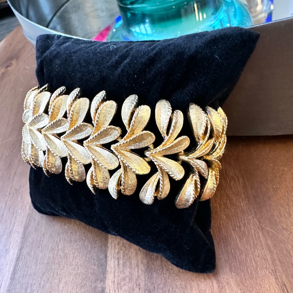 Vintage Gold Leaf Petals Clasp Bracelet - Picture 3 of 9